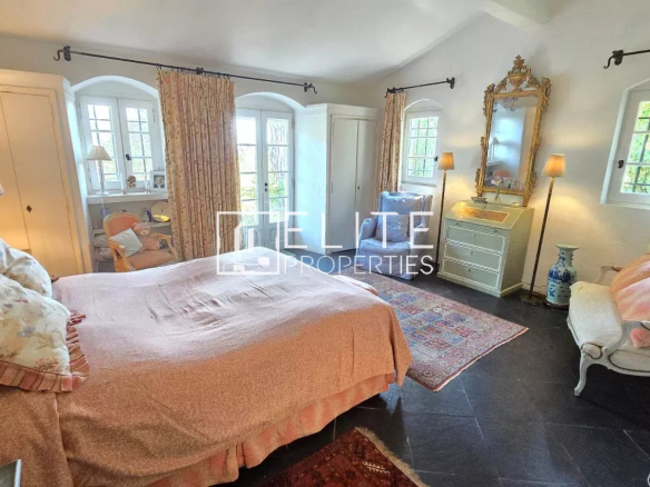 Chambre d'une maison de 5 pièces à Mouans-Sartoux, avec décoration élégante et fenêtres lumineuses.