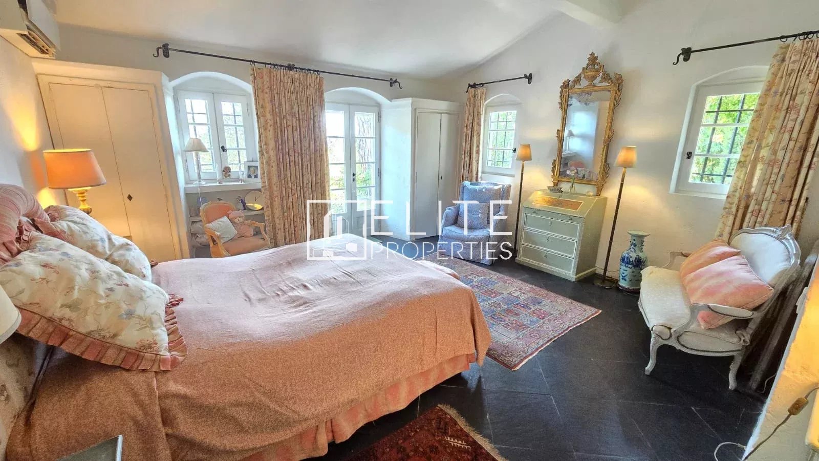 Chambre d'une maison de 5 pièces à Mouans-Sartoux, avec décoration élégante et fenêtres lumineuses.