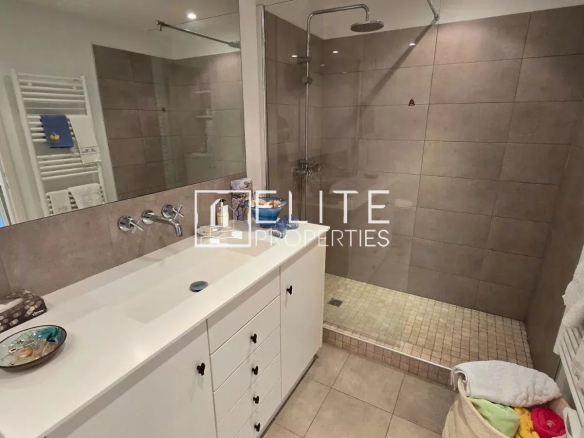Salle de bain moderne avec douche et lavabo dans une maison à Mouans-Sartoux.