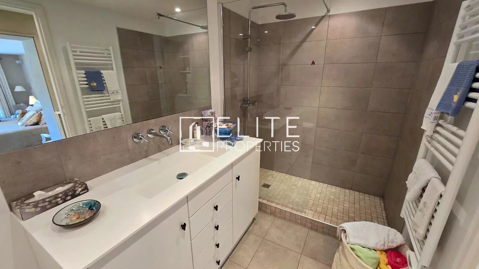 Salle de bain moderne avec douche et lavabo dans une maison à Mouans-Sartoux.