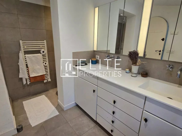 Salle de bain moderne avec douche et meuble vasque dans une maison à Mouans-Sartoux.