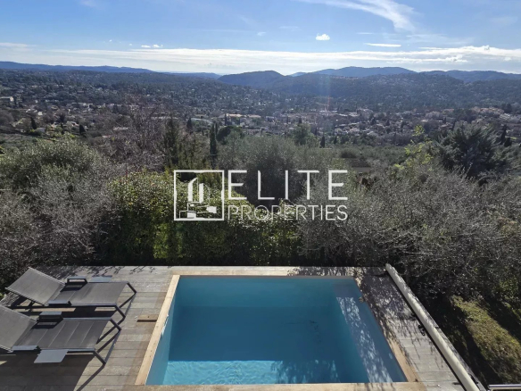 Panoramic view from a house with a swimming pool in Cabris, surrounded by greenery.