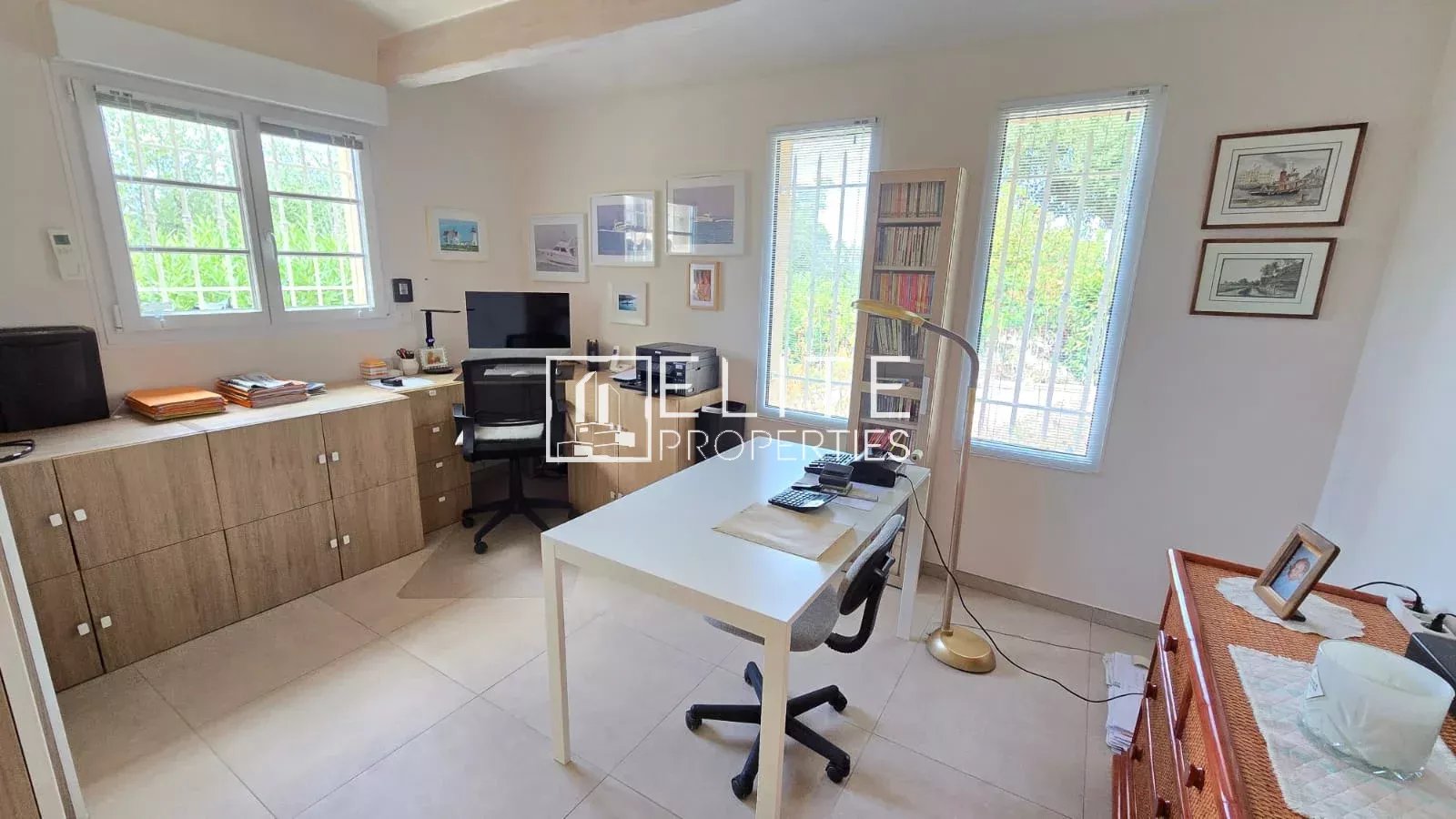 Bureau dans une maison à Tanneron Bureau lumineux dans une maison de plain-pied à Tanneron, avec mobilier moderne et fenêtres offrant une vue sur l'extérieur.