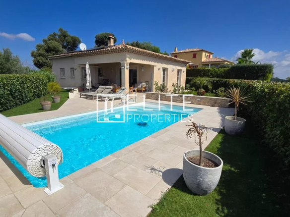 Maison de plain-pied avec piscine et jardin à Tanneron, vue panoramique.