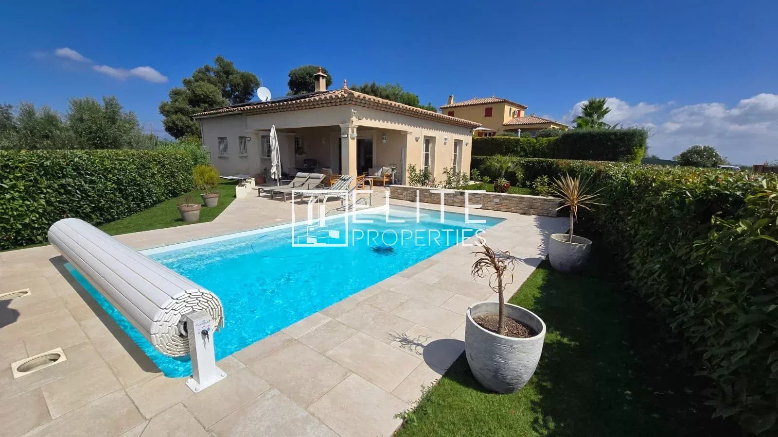 Maison 3 pièces avec piscine à Tanneron Maison de plain-pied avec piscine et jardin à Tanneron, vue panoramique.