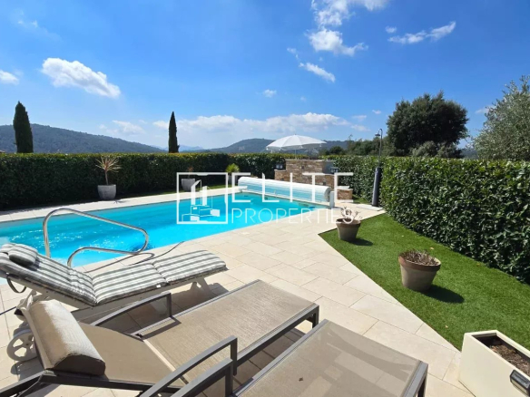 Piscine et espace extérieur d'une maison individuelle à Tanneron, avec vue panoramique.