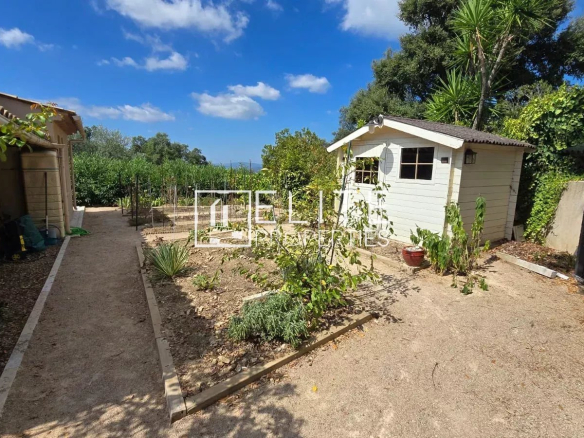 Jardin avec cabanon et espace paysager dans une maison à Tanneron.