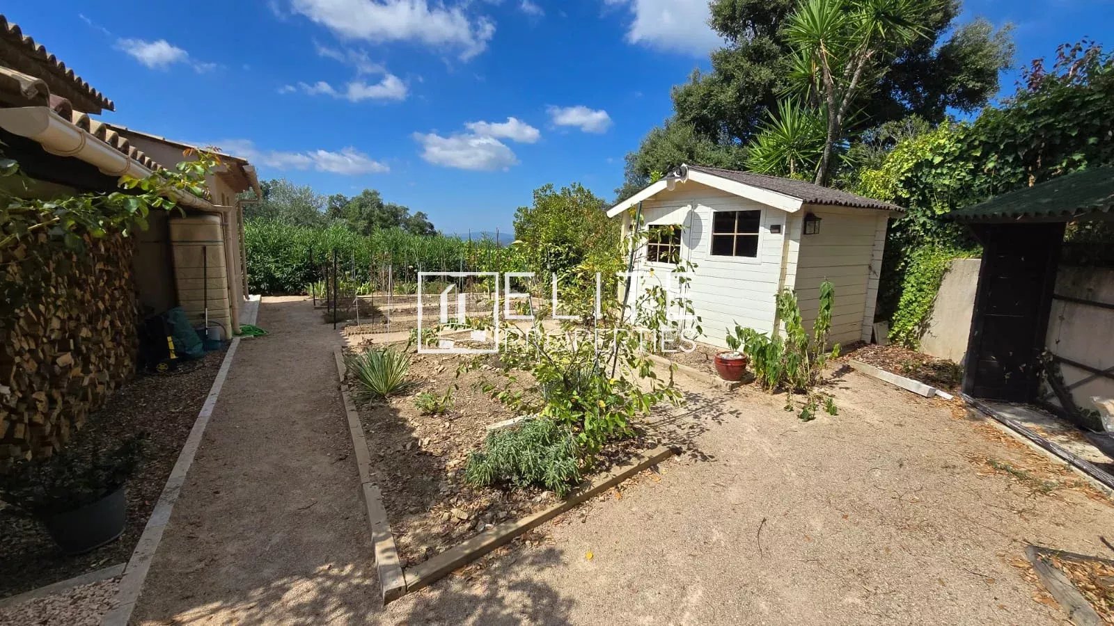 Jardin de la maison à Tanneron Jardin avec cabanon et espace paysager dans une maison à Tanneron.
