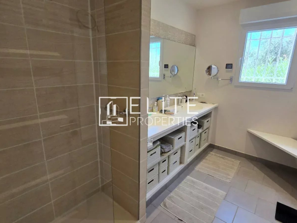Salle de douche moderne avec lavabo et douche à l'italienne dans une maison à Tanneron.