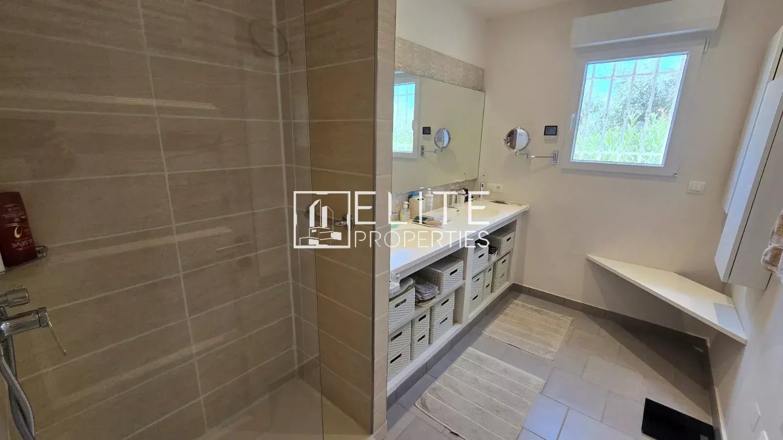 Salle de douche dans une maison à Tanneron Salle de douche moderne avec lavabo et douche à l'italienne dans une maison à Tanneron.