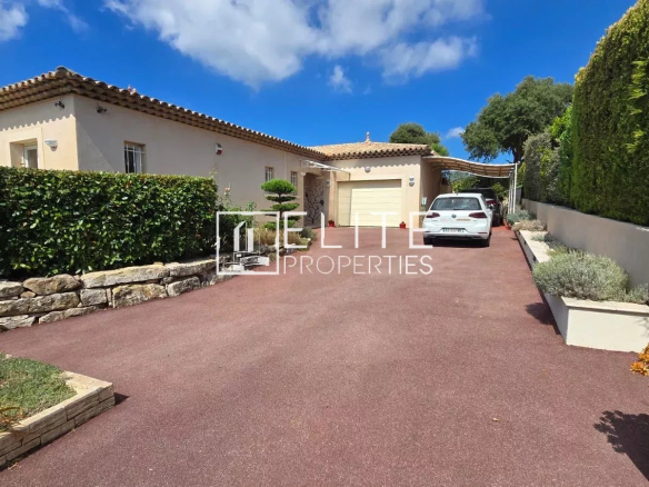 Maison individuelle de plain-pied avec piscine à Tanneron, entourée de verdure.