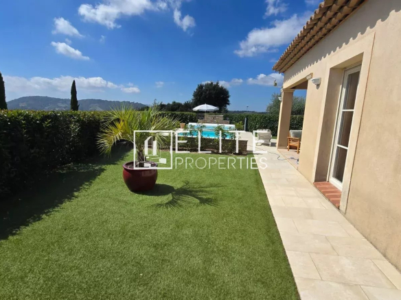 Maison de plain-pied avec piscine et jardin à Tanneron, vue panoramique.