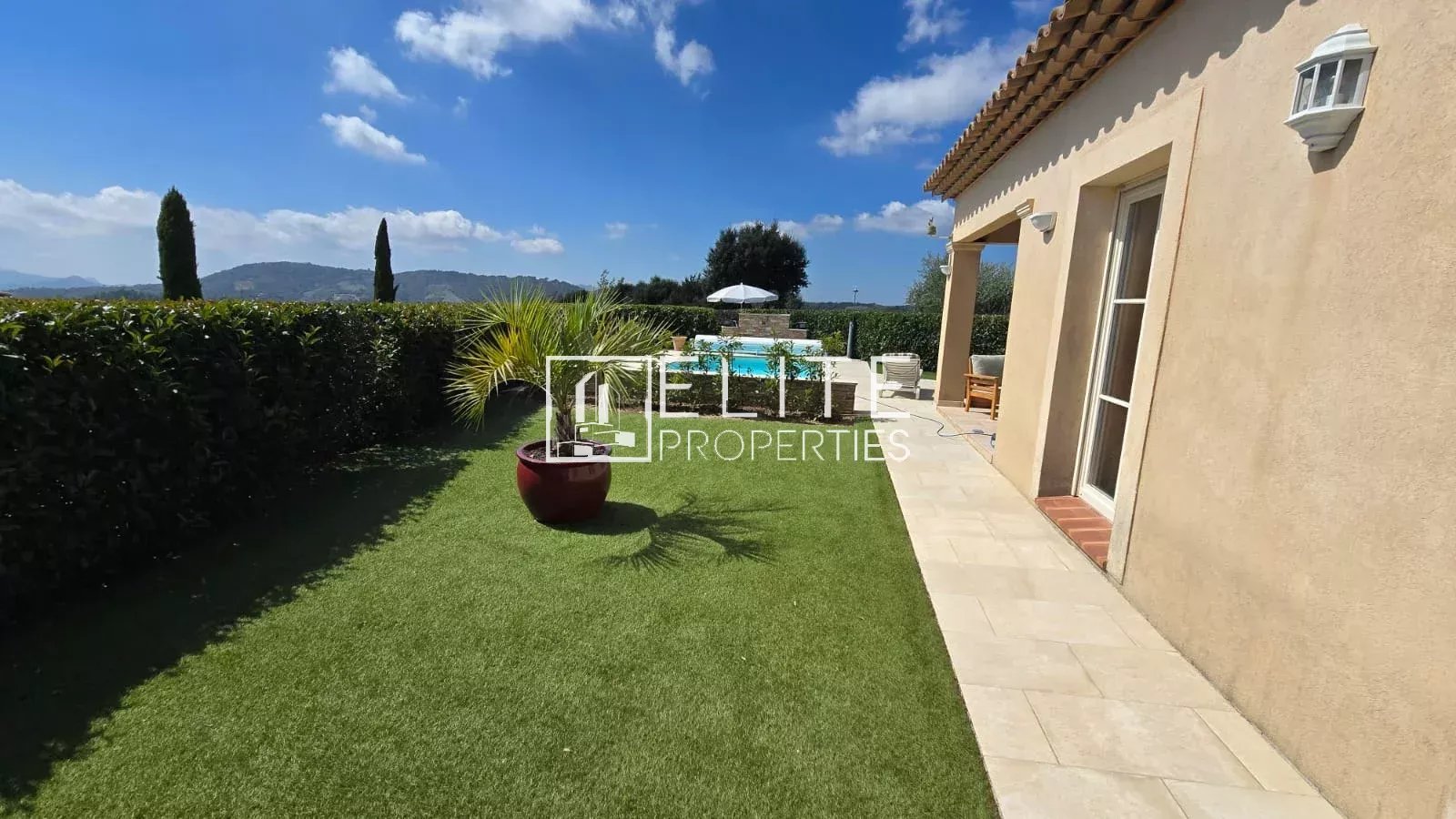Maison 3 pièces avec piscine à Tanneron Maison de plain-pied avec piscine et jardin à Tanneron, vue panoramique.