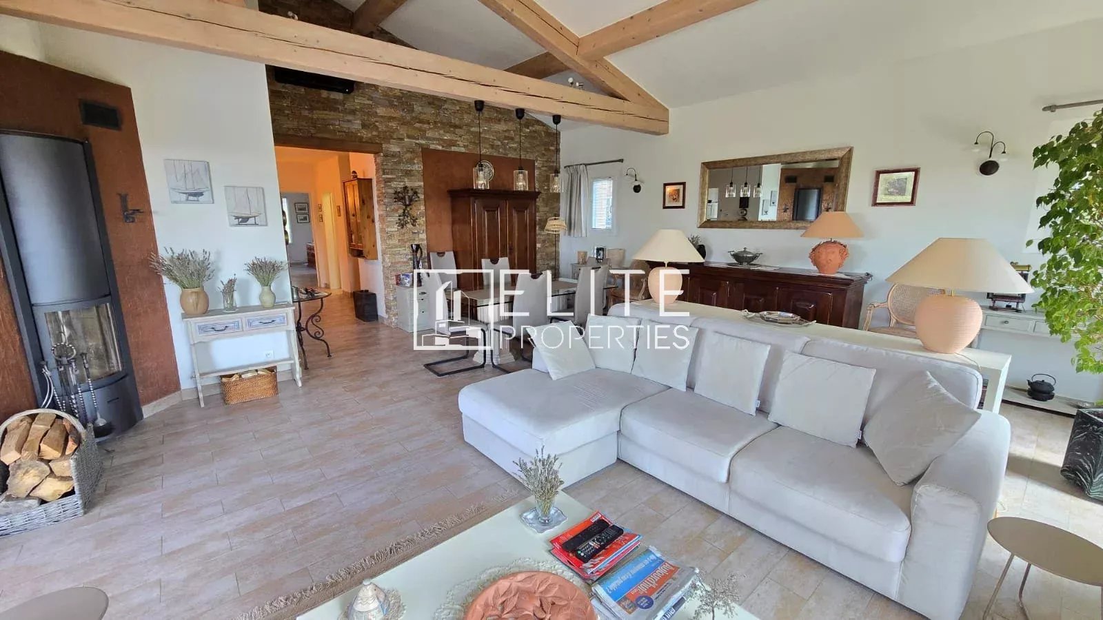 Intérieur d’une maison à Tanneron Intérieur d'une maison de plain-pied avec salon lumineux et cheminée, mobilier moderne.