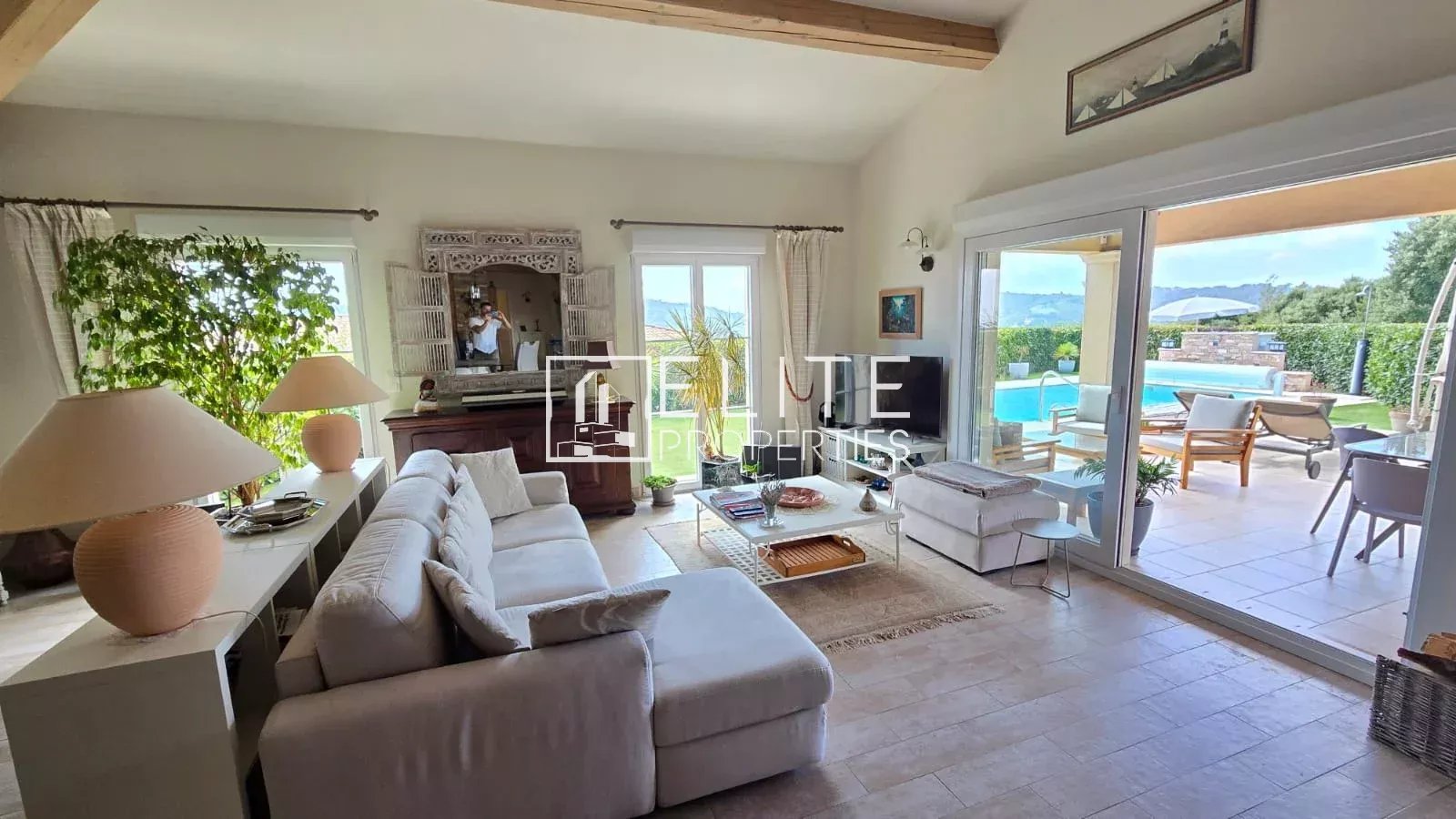 Intérieur d’une maison à Tanneron Intérieur d'une maison de plain-pied avec salon lumineux et accès à la piscine.