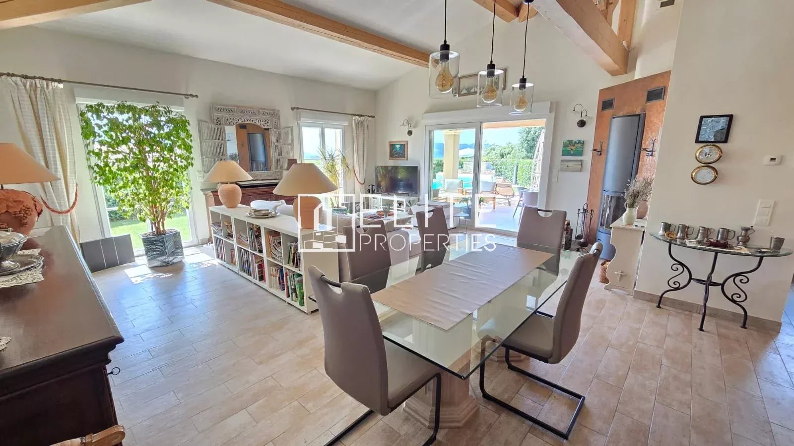 Intérieur d’une maison à Tanneron Intérieur d'une maison moderne avec séjour lumineux, salle à manger et accès à la piscine.