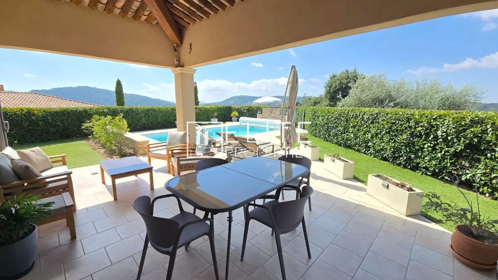 Maison avec piscine à Tanneron Terrasse avec mobilier extérieur et piscine, vue panoramique sur la nature à Tanneron.