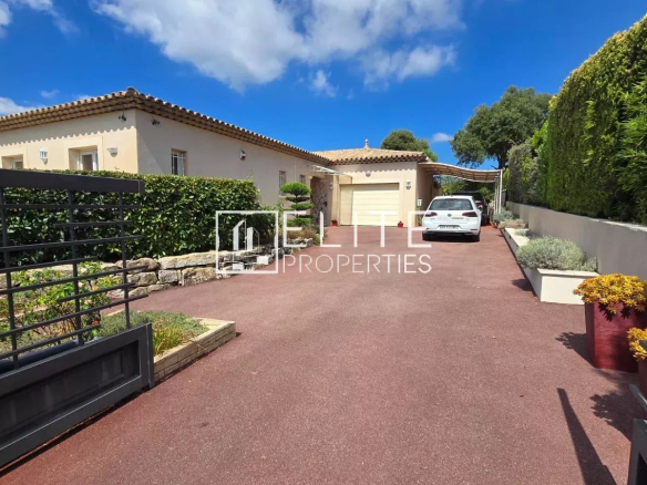 Maison individuelle de plain-pied avec piscine à Tanneron, vue panoramique et jardin.