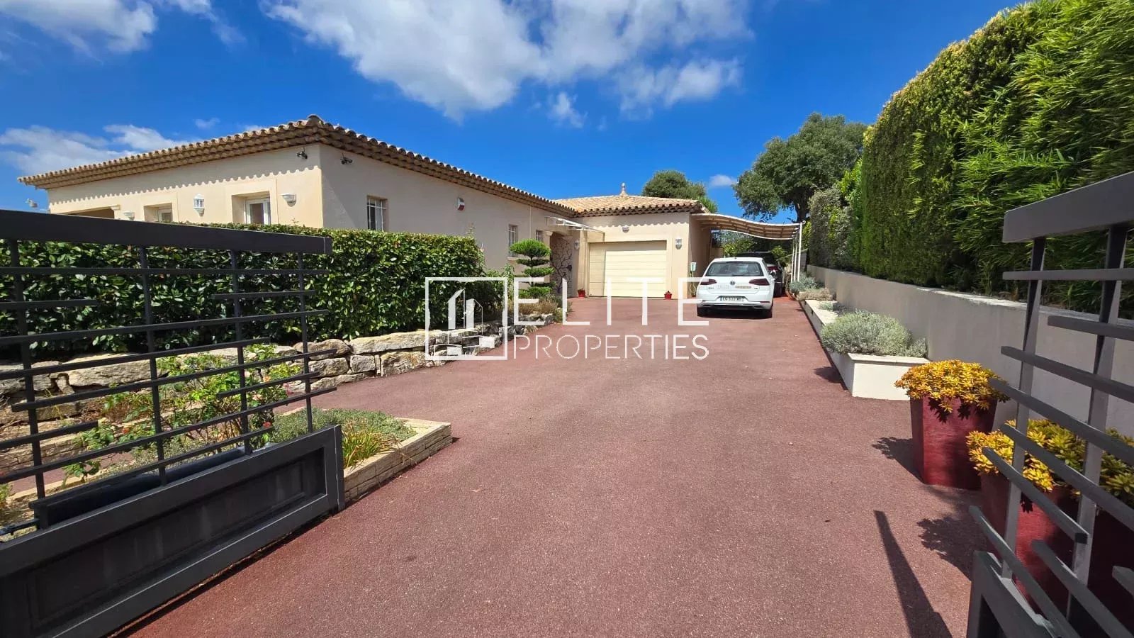 Maison 3 pièces avec piscine à Tanneron Maison individuelle de plain-pied avec piscine à Tanneron, vue panoramique et jardin.