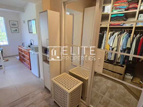 Intérieur d'une maison de plain-pied avec dressing et bureau à Tanneron.
