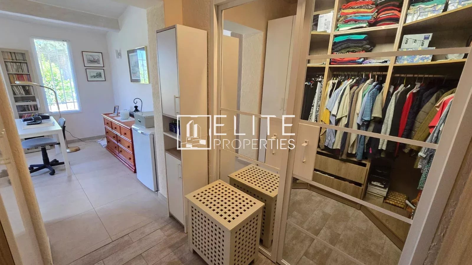 Intérieur d’une maison à Tanneron Intérieur d'une maison de plain-pied avec dressing et bureau à Tanneron.