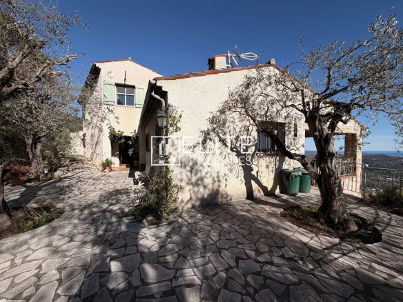 Villa de 221 m² avec vue panoramique et piscine à Spéracèdes, entourée d'oliviers.