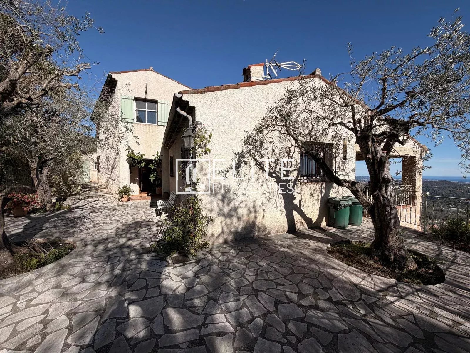 Villa de 221 m² avec vue panoramique et piscine à Spéracèdes, entourée d'oliviers.