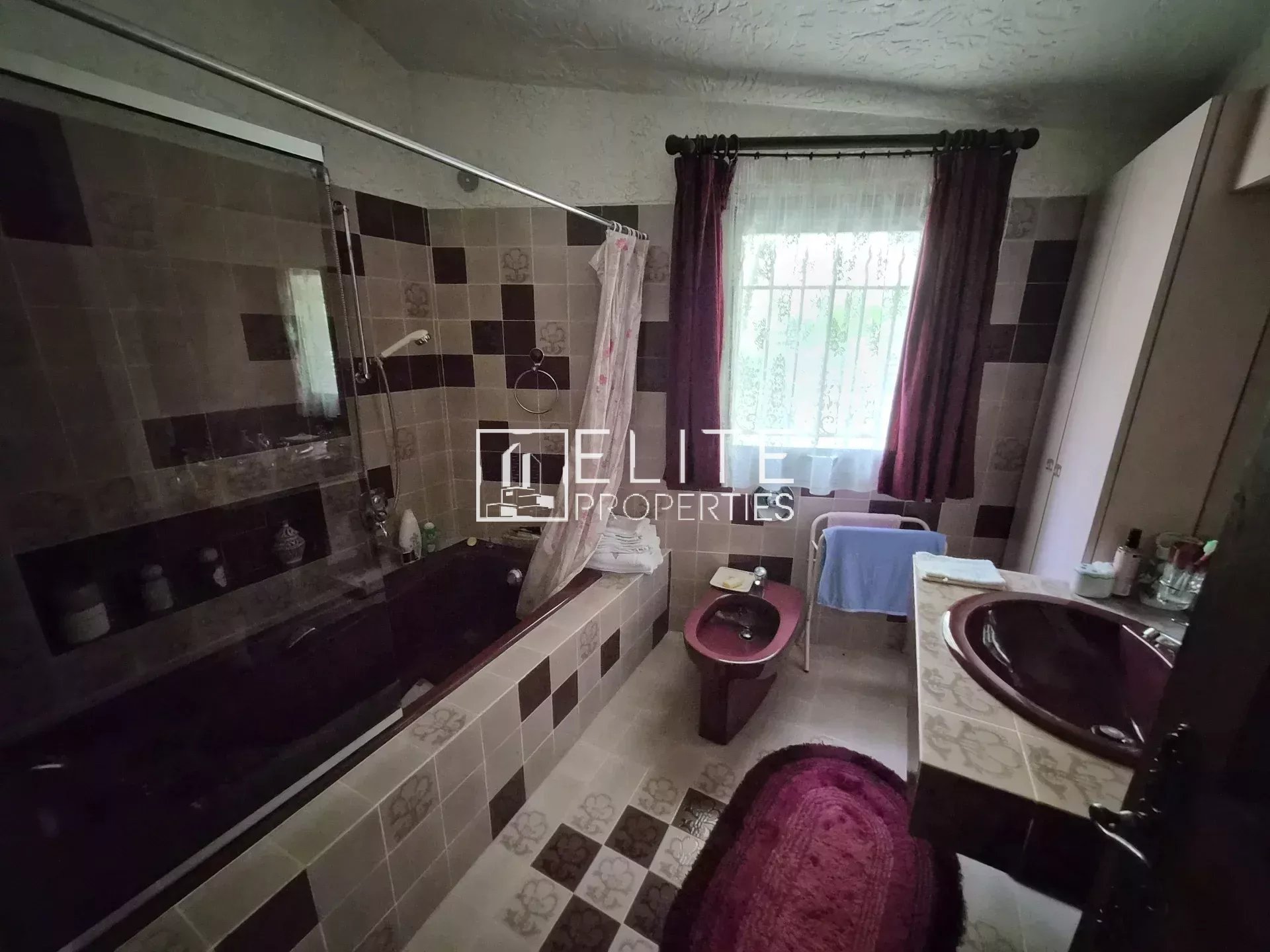 Salle de bain d'une villa avec baignoire et lavabo, Spéracèdes.
