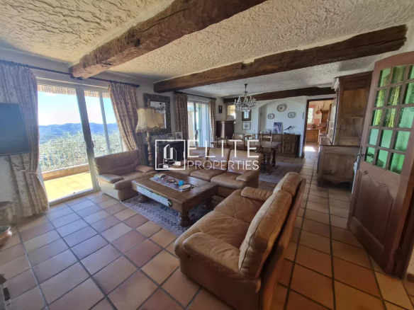Intérieur d'une villa à Spéracèdes avec un salon spacieux et des meubles en bois.