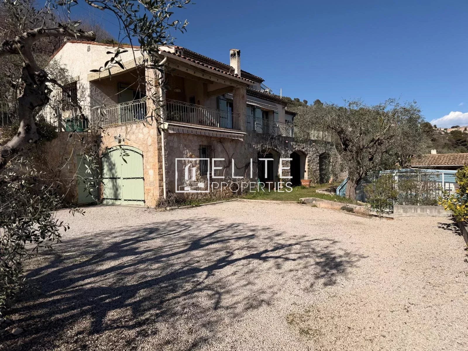 Villa en pierre avec piscine et vue panoramique à Spéracèdes, entourée d'arbres et d'un terrain de 2639 m².