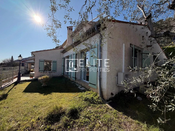 Villa à Spéracèdes avec vue panoramique et piscine, sur terrain de 2 639 m².