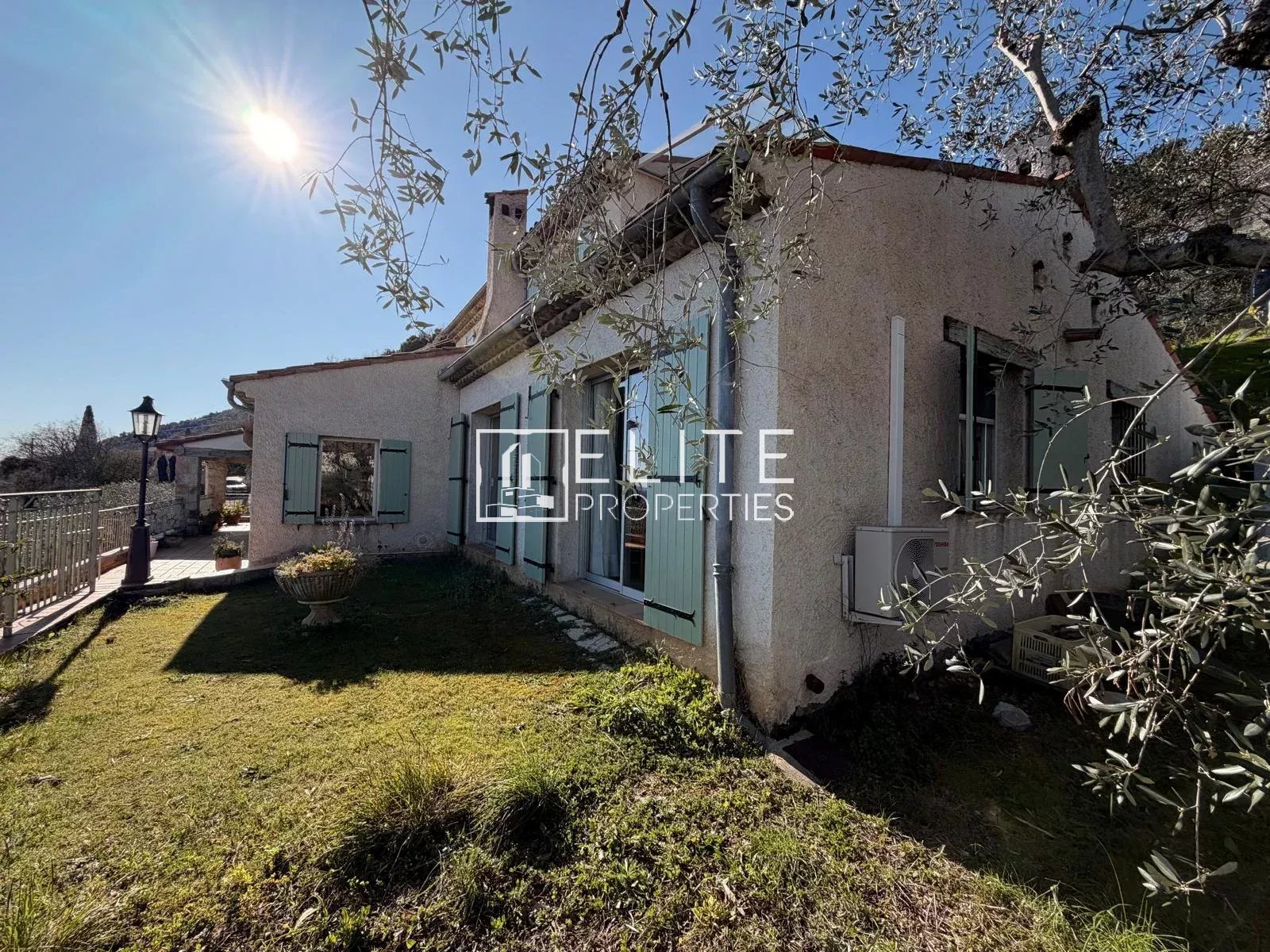 Villa à Spéracèdes avec vue panoramique et piscine, sur terrain de 2 639 m².