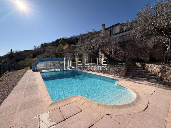 Piscine d'une villa avec vue panoramique à Spéracèdes, entourée d'arbres
