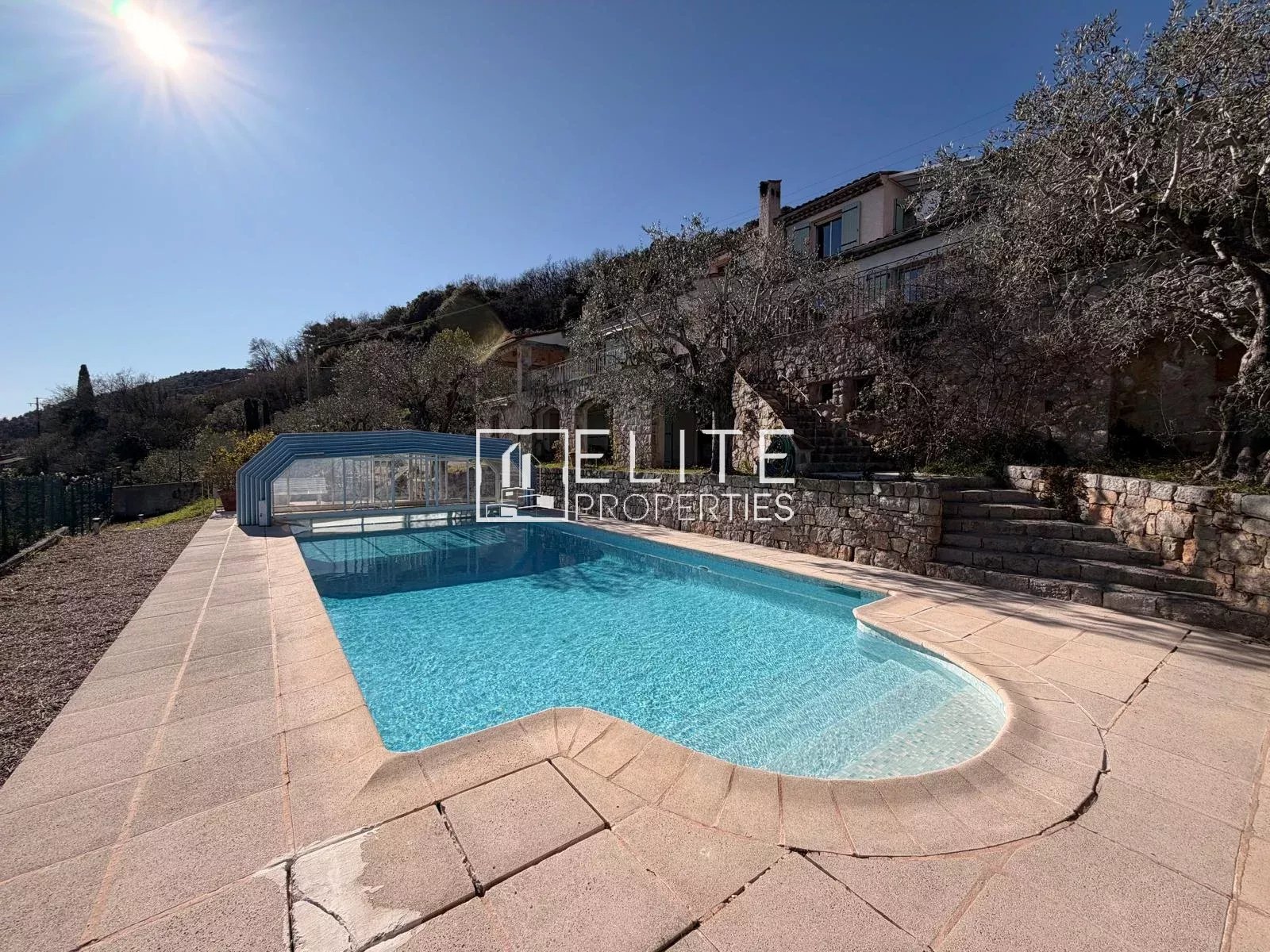 Piscine d'une villa avec vue panoramique à Spéracèdes, entourée d'arbres