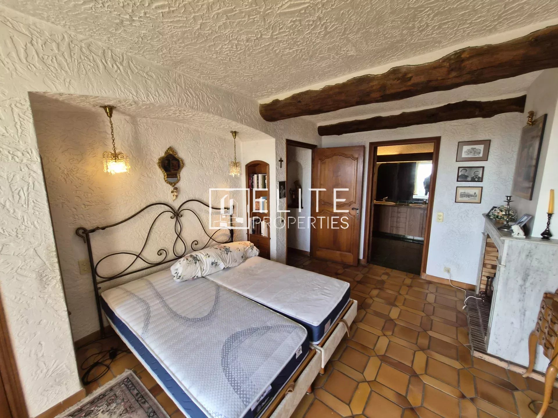 Chambre d'une villa à Spéracèdes avec lit et décoration intérieure.