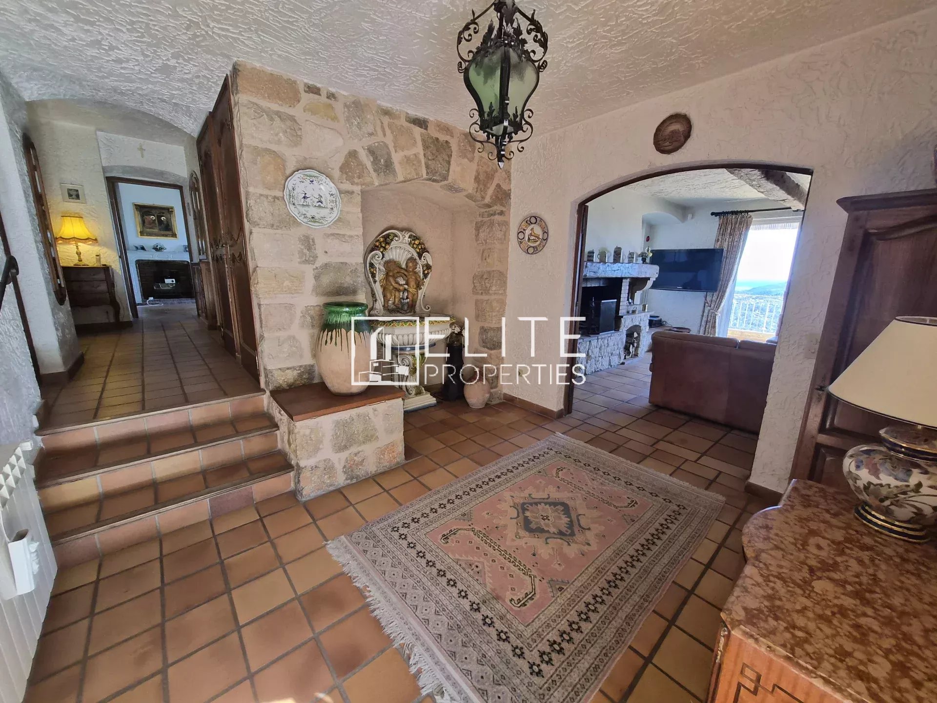 Intérieur d'une villa à Spéracèdes avec un hall d'entrée et un salon spacieux.