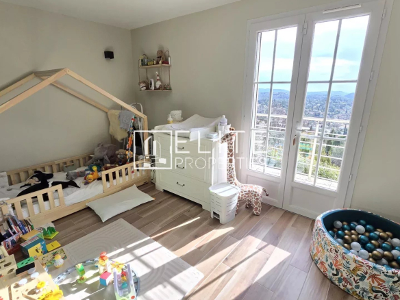 Chambre d'enfant lumineuse avec vue panoramique sur la mer à Cabris.