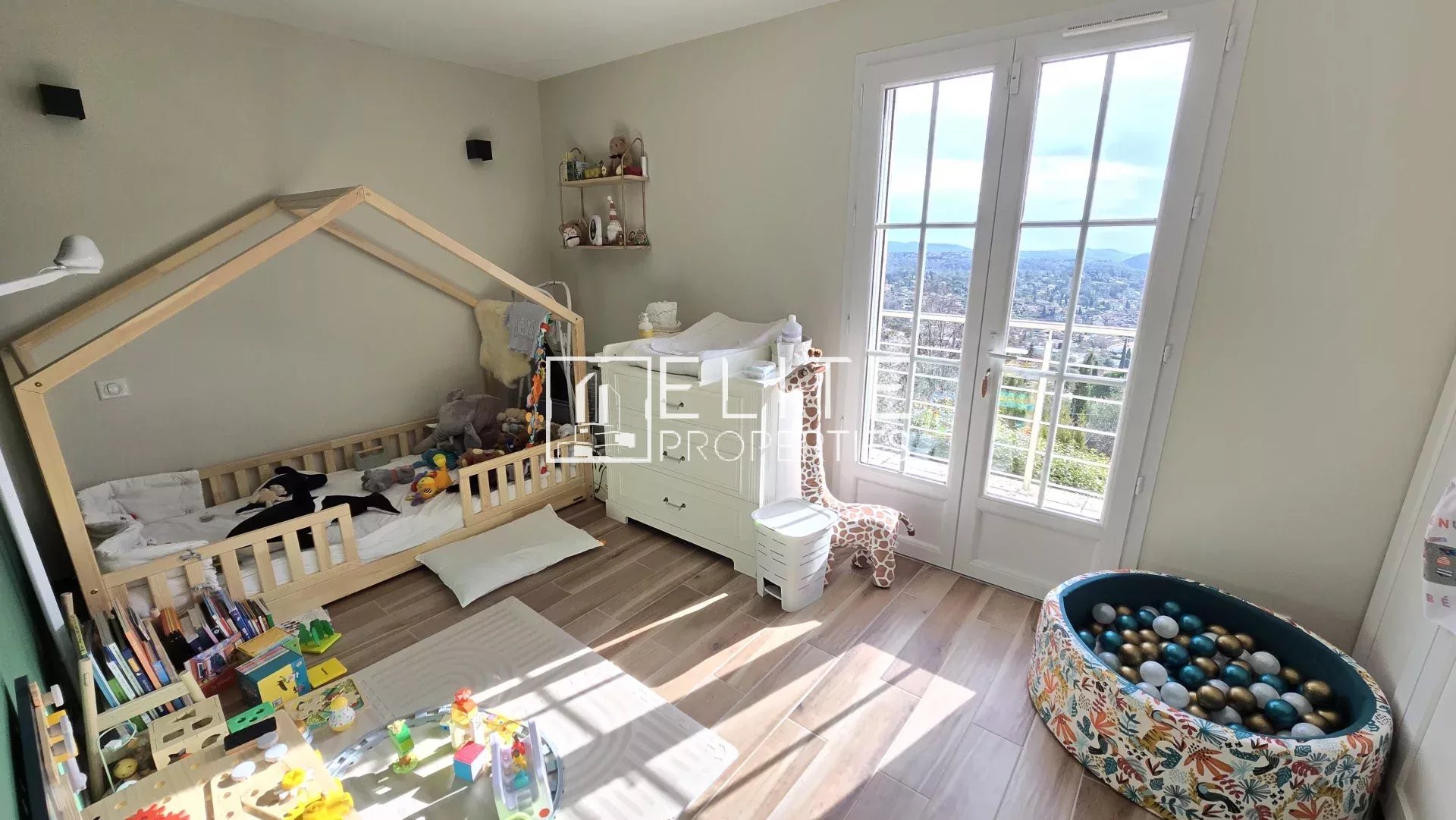 Chambre d’enfant à Cabris Chambre d'enfant lumineuse avec vue panoramique sur la mer à Cabris.