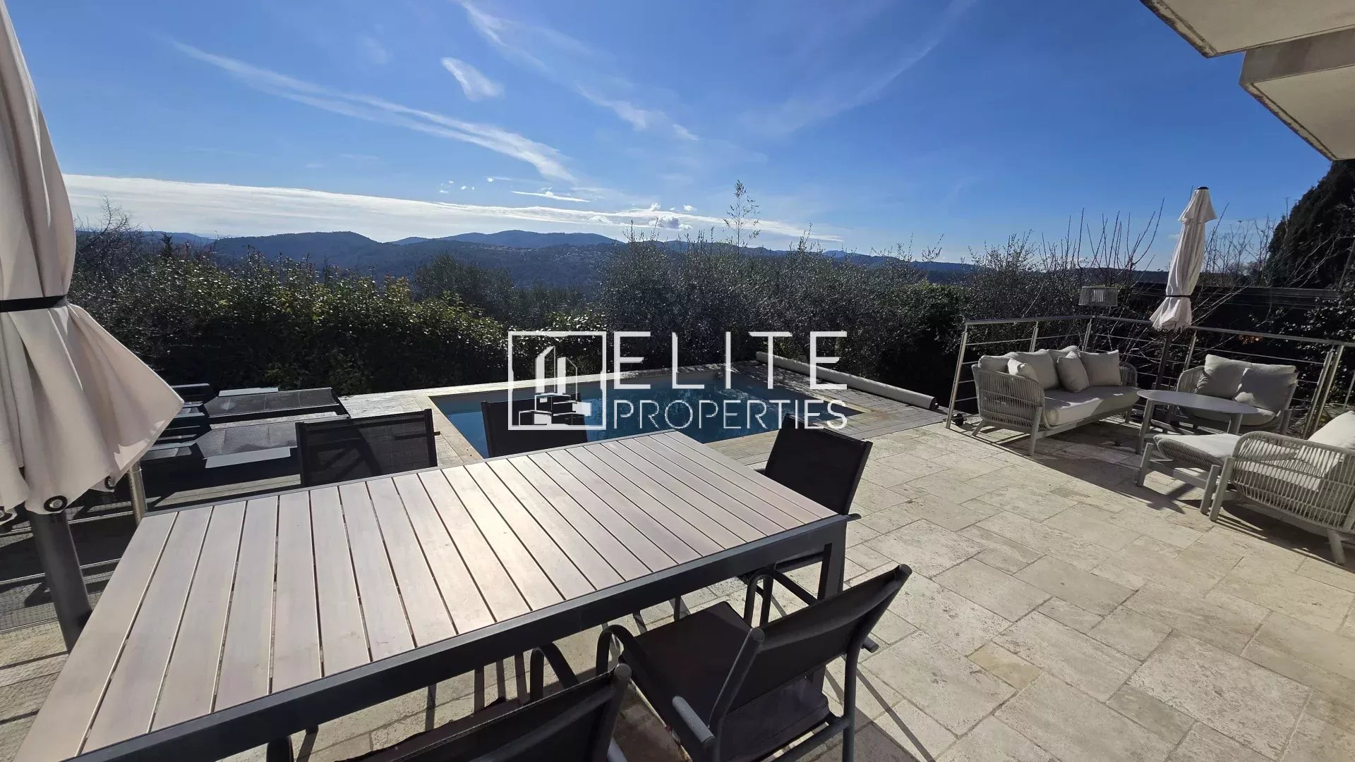 Maison avec vue panoramique à Cabris Terrasse avec table et chaises, piscine et vue panoramique sur les montagnes à Cabris