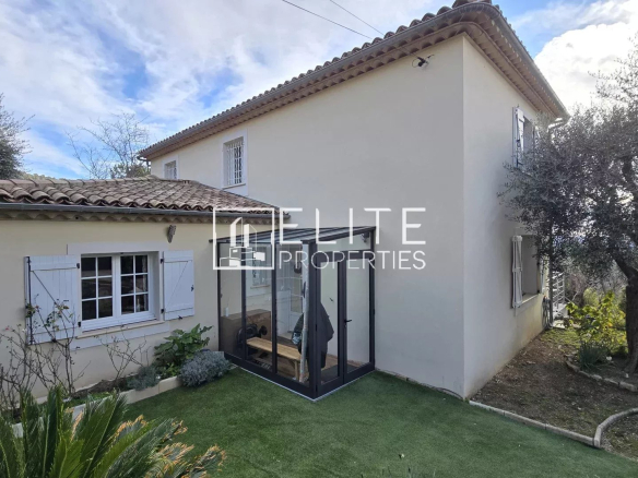 Maison de 6 pièces à Cabris avec jardin et véranda, vue panoramique sur la mer.