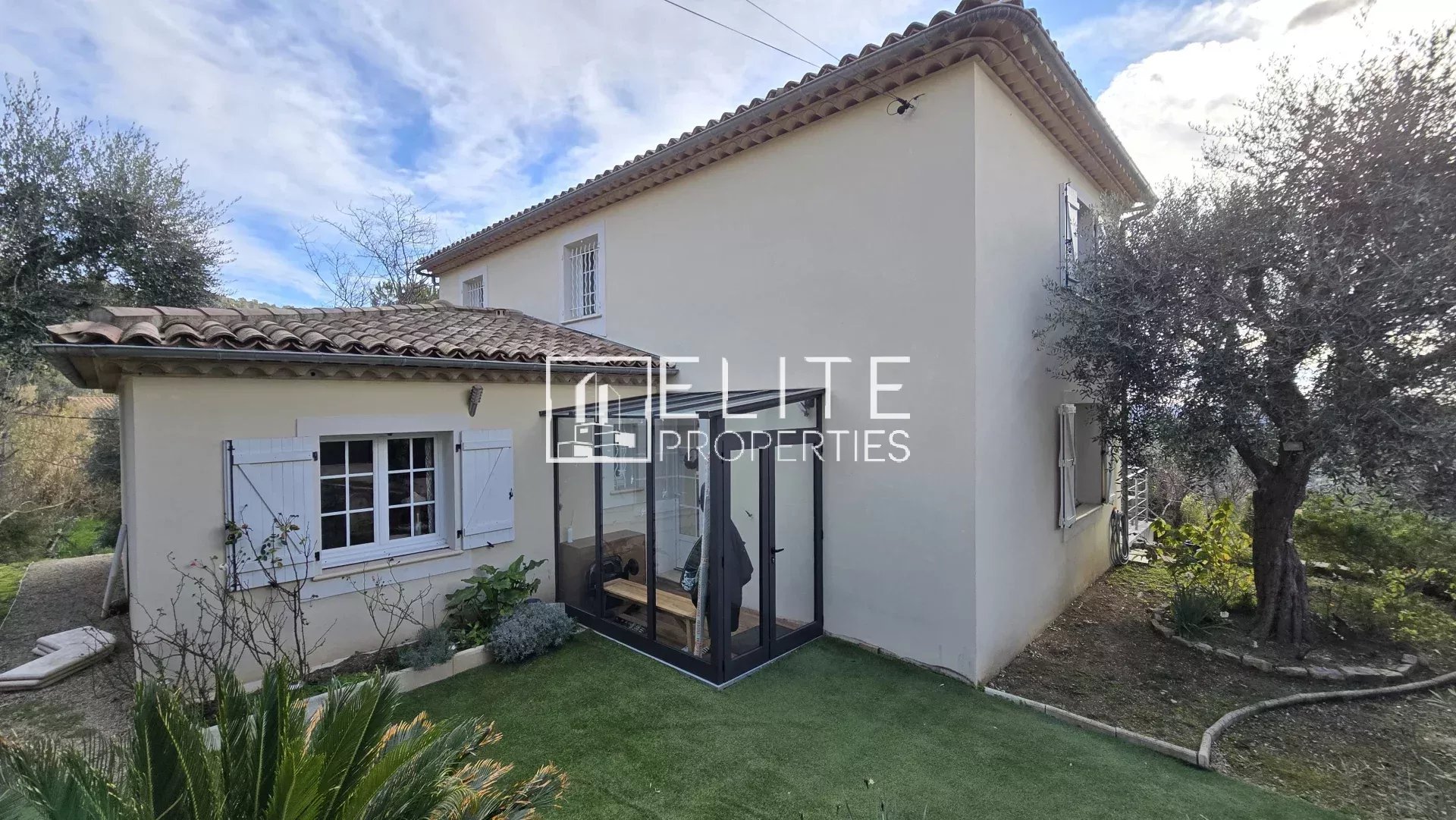 Maison à Cabris avec vue mer Maison de 6 pièces à Cabris avec jardin et véranda, vue panoramique sur la mer.