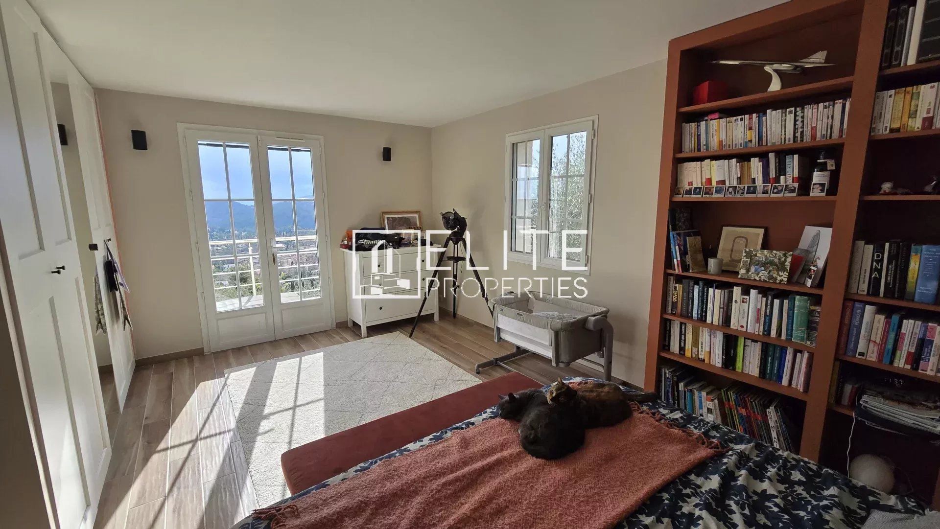 Chambre avec vue à Cabris Chambre lumineuse avec vue, bibliothèque et lit, dans une maison à Cabris.