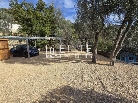 Terrain de 867 m² avec voiture et cabanon à Cabris, vue dégagée sur la nature.