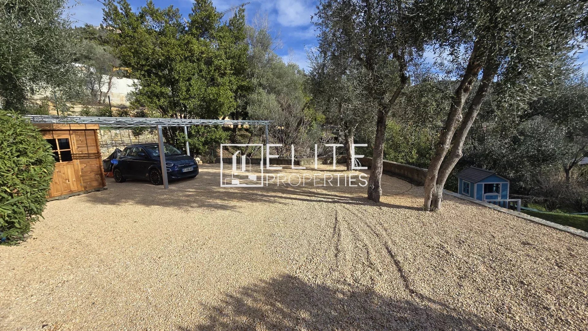 Terrain avec voiture et cabanon à Cabris Terrain de 867 m² avec voiture et cabanon à Cabris, vue dégagée sur la nature.