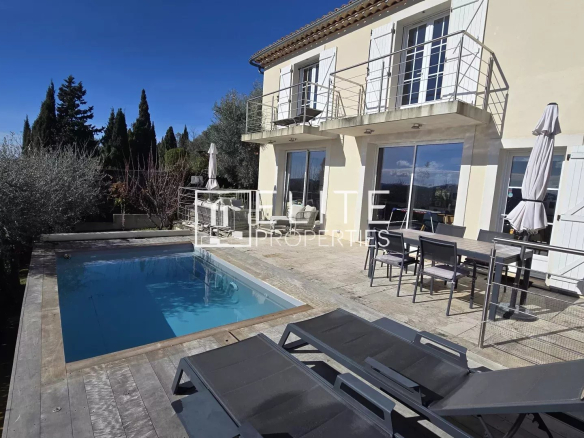 Maison de 6 pièces avec piscine et vue panoramique à Cabris, France.