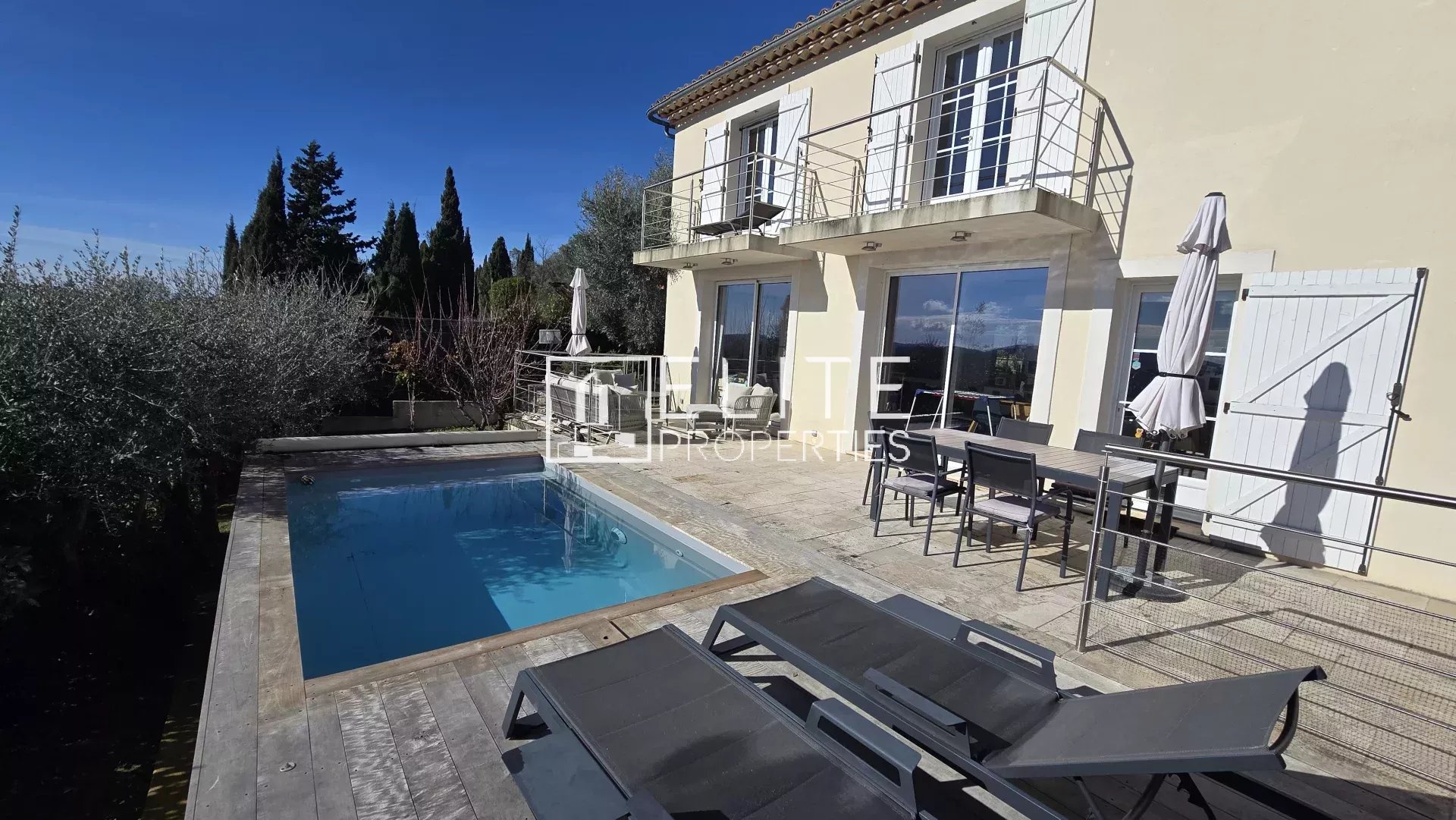 Maison avec piscine à Cabris Maison de 6 pièces avec piscine et vue panoramique à Cabris, France.