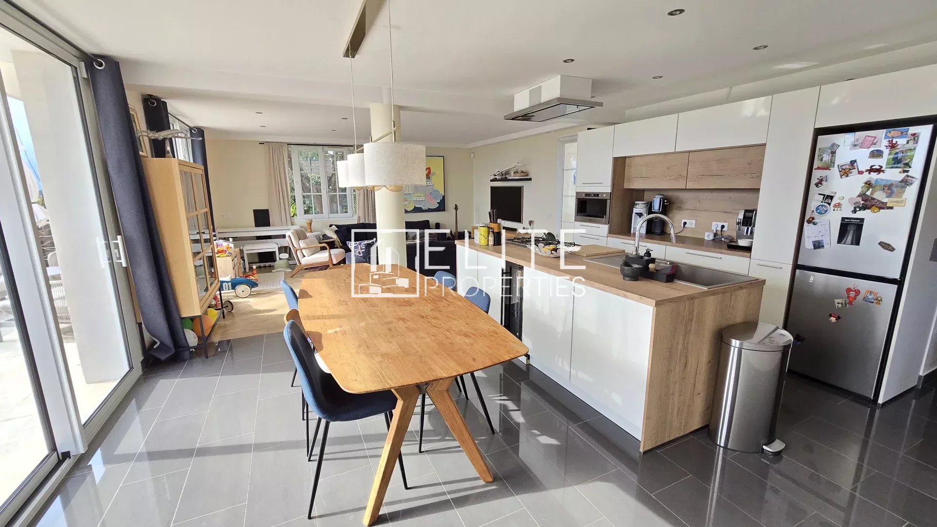 Cuisine et salle à manger d’une maison à Cabris Intérieur d'une maison moderne avec cuisine américaine et salle à manger.
