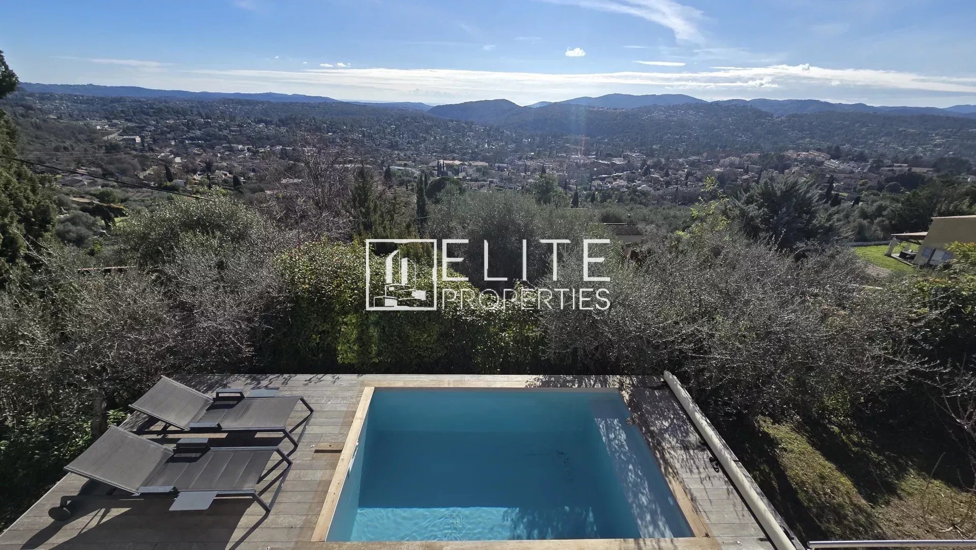Maison à Cabris avec piscine et vue Vue panoramique depuis une maison à Cabris avec piscine et paysage environnant.
