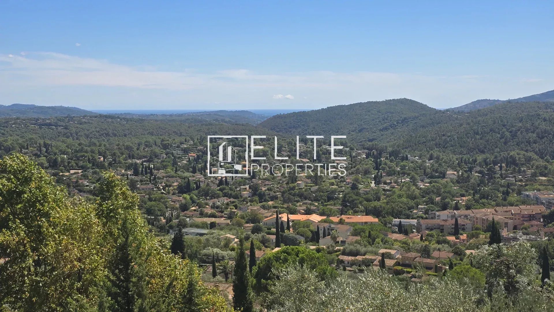 Vue panoramique depuis Cabris Vue panoramique sur la vallée et la mer depuis Cabris, avec des collines verdoyantes.