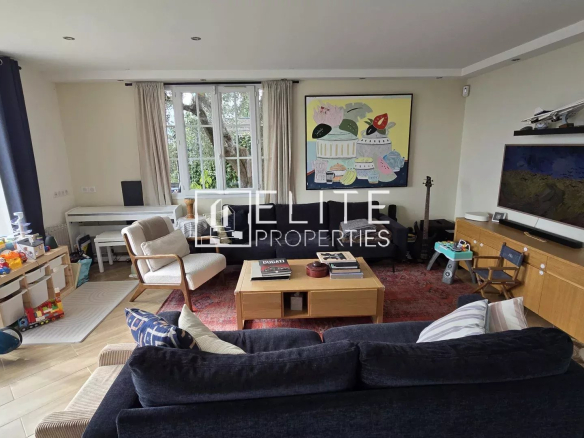 Intérieur d'une maison moderne avec salon spacieux et décoration contemporaine.